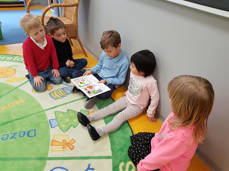 grade 1 reads books for preschool students